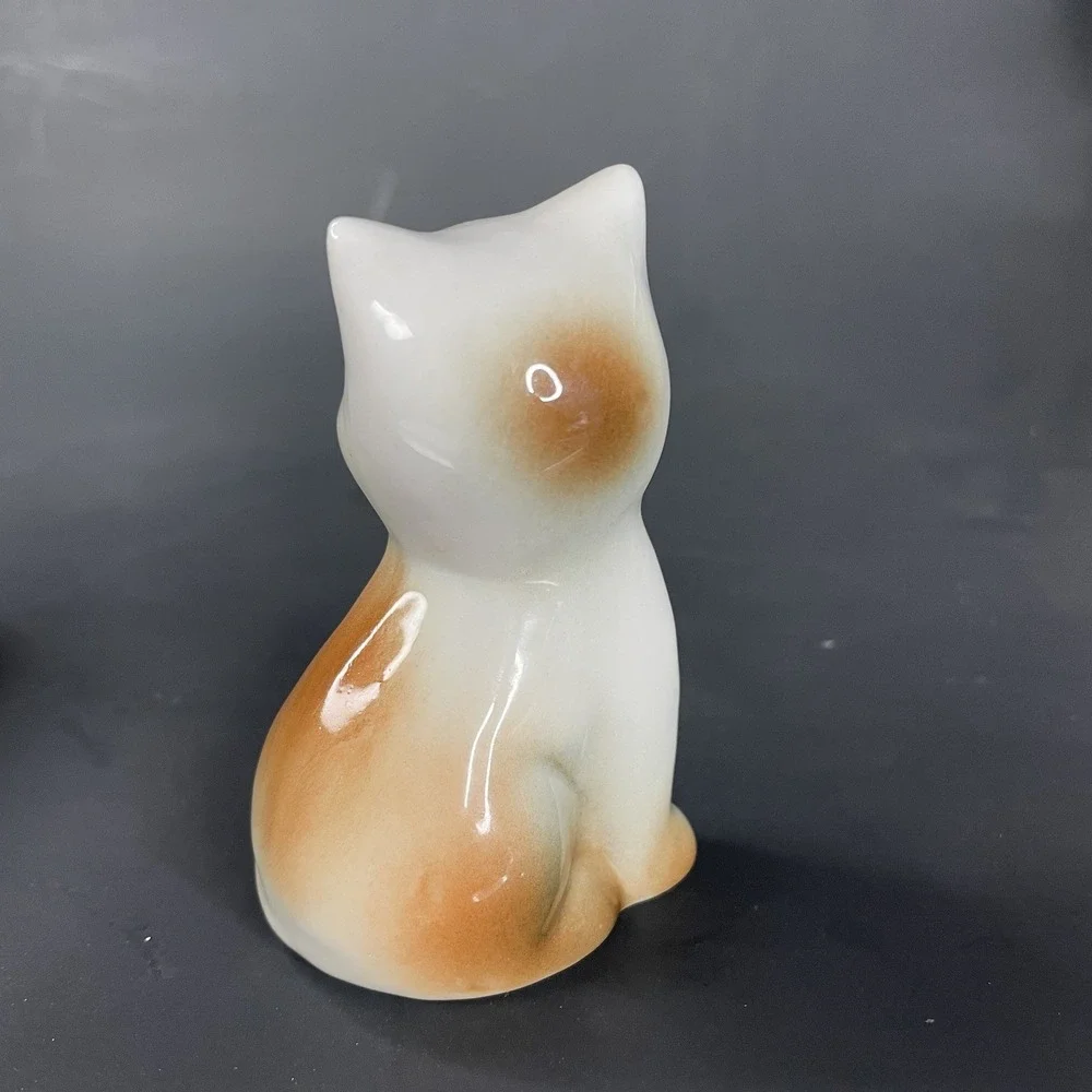 Vintage Sitting Cat Figurine Wearing Bow White and Brown‎ 3 1/4
